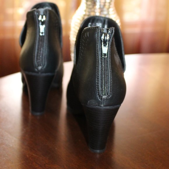 Never Worn Slit Ankle Boot Black Sz 6.5 - Picture 2 of 3